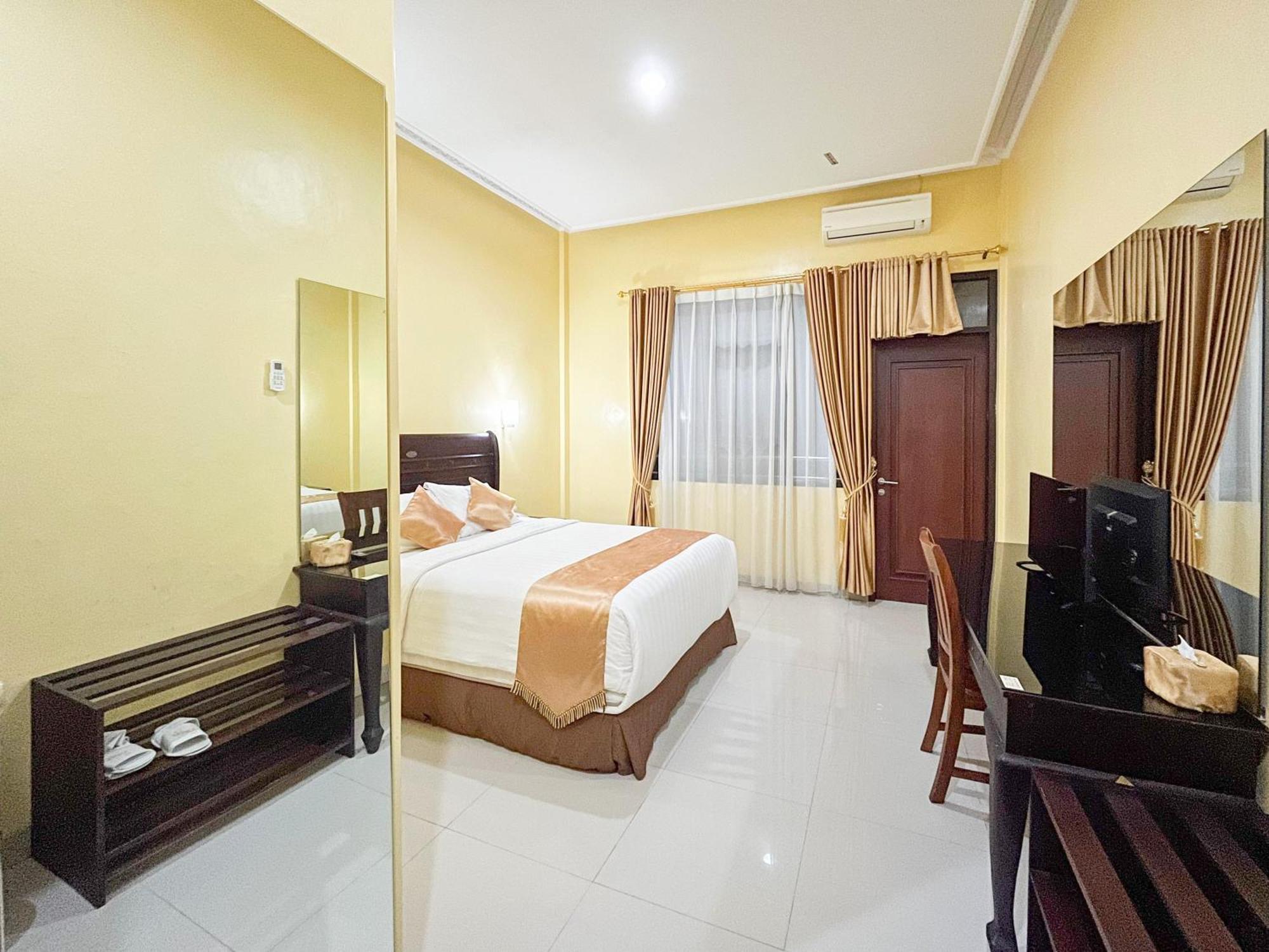 Kartika Hotel Syariah Pacitan Mitra Reddoorz Exterior foto