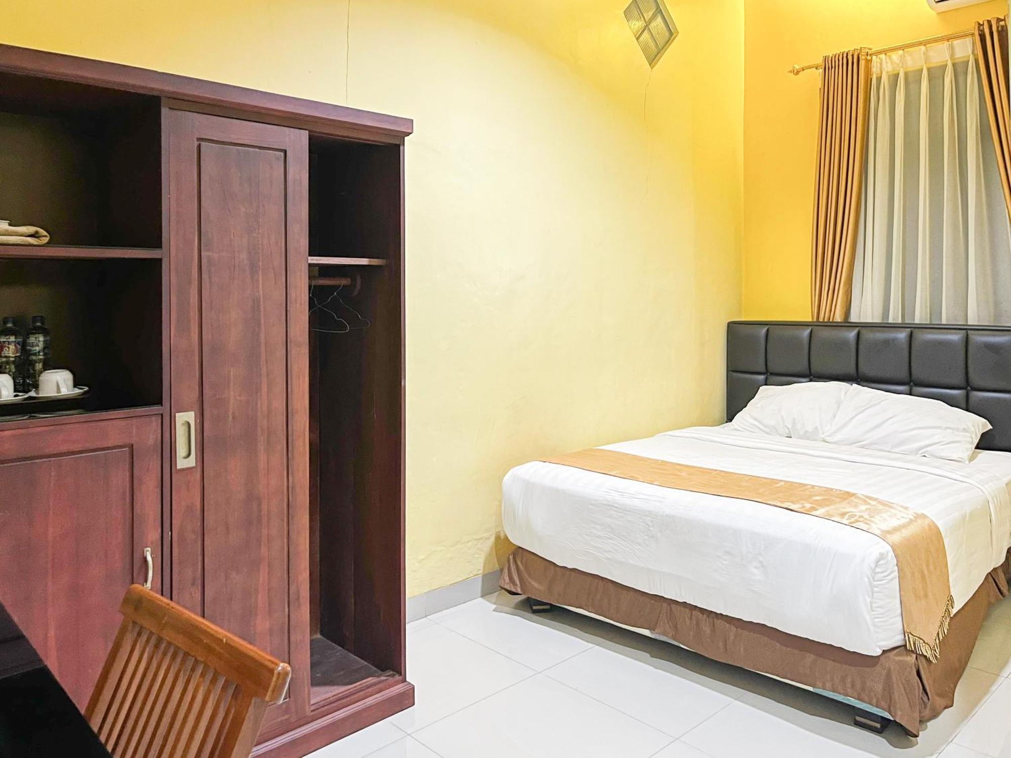 Kartika Hotel Syariah Pacitan Mitra Reddoorz Exterior foto