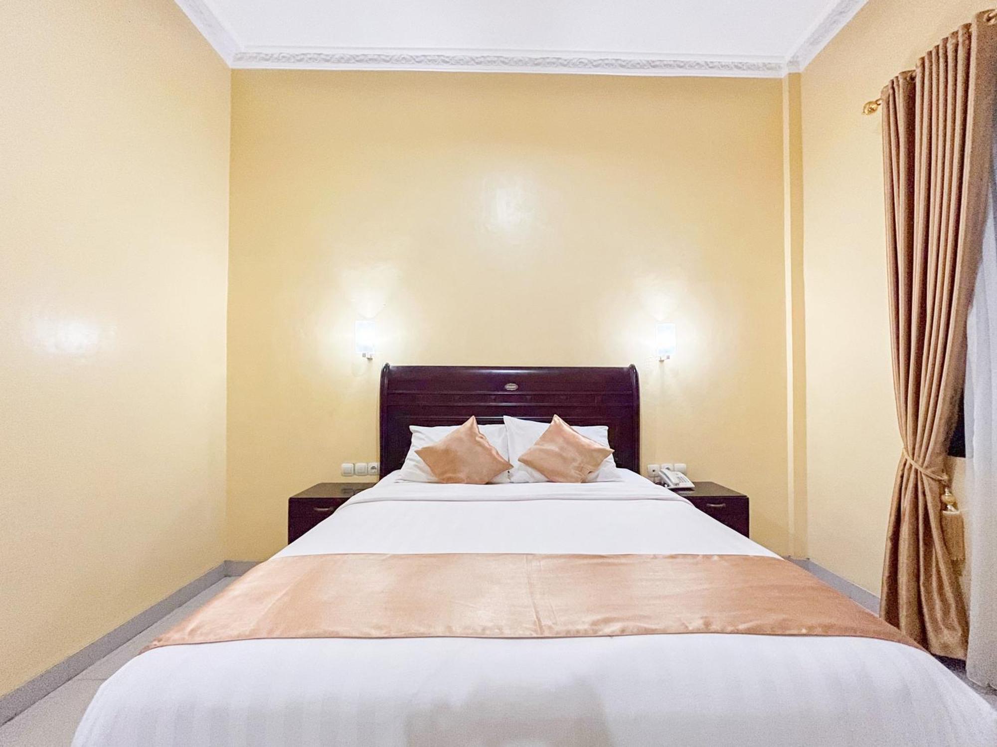 Kartika Hotel Syariah Pacitan Mitra Reddoorz Exterior foto