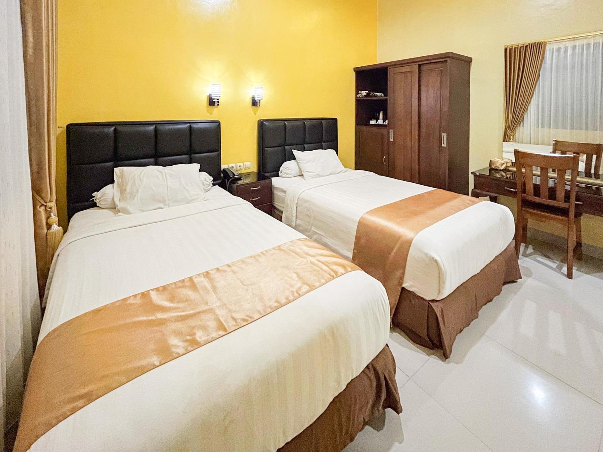 Kartika Hotel Syariah Pacitan Mitra Reddoorz Exterior foto
