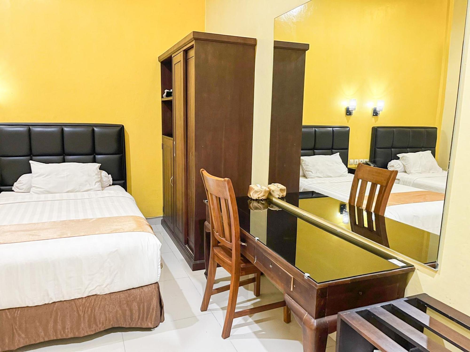 Kartika Hotel Syariah Pacitan Mitra Reddoorz Exterior foto