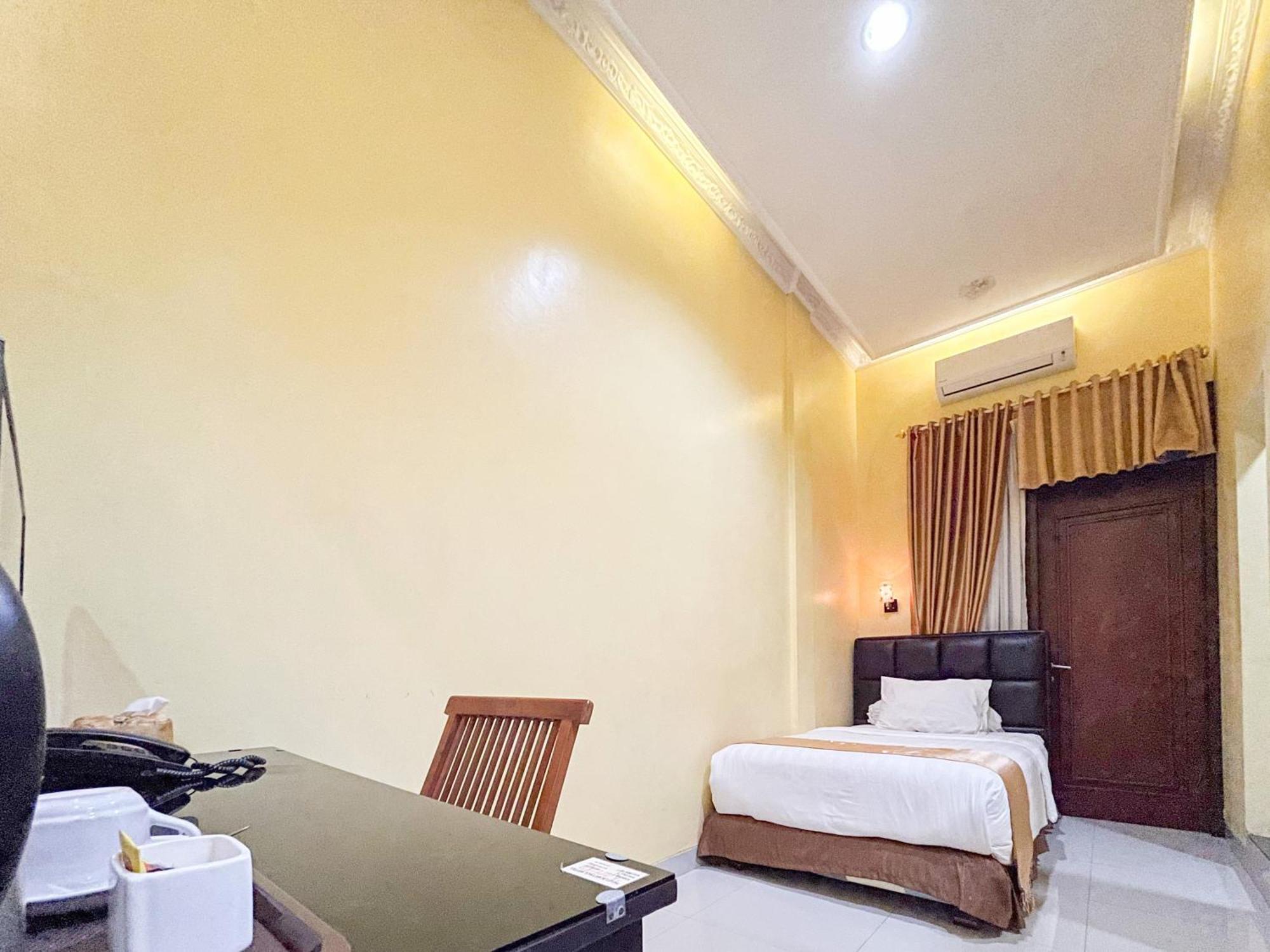 Kartika Hotel Syariah Pacitan Mitra Reddoorz Exterior foto