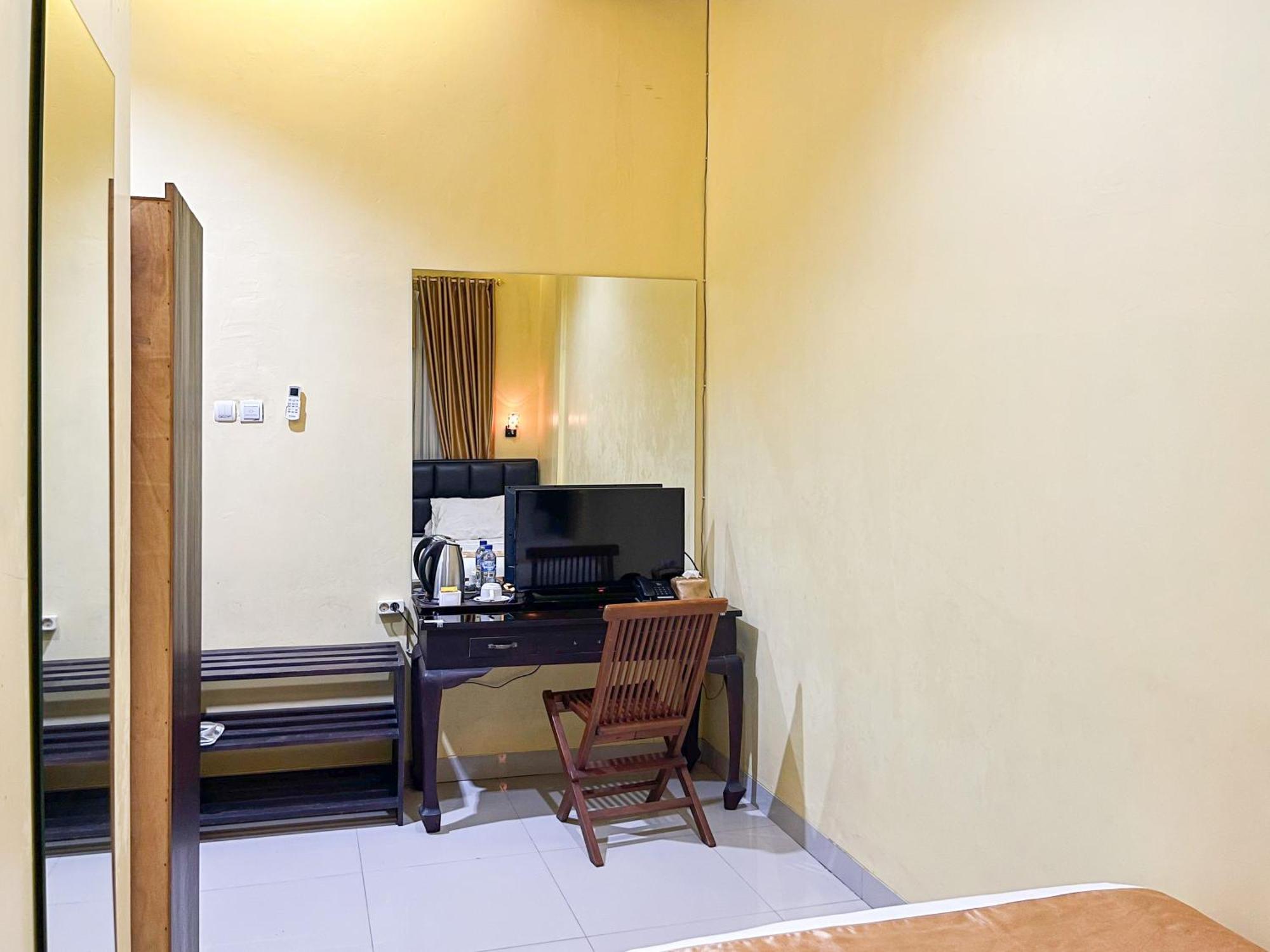 Kartika Hotel Syariah Pacitan Mitra Reddoorz Exterior foto