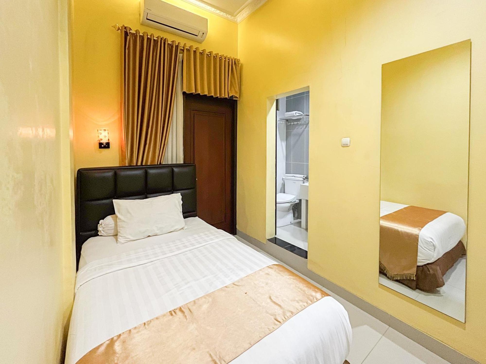 Kartika Hotel Syariah Pacitan Mitra Reddoorz Exterior foto