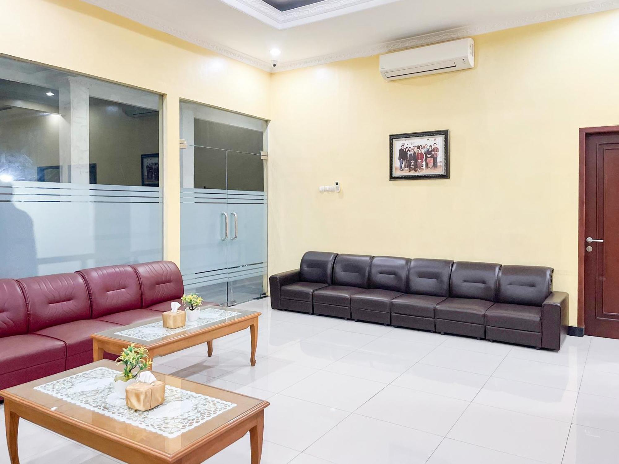 Kartika Hotel Syariah Pacitan Mitra Reddoorz Exterior foto