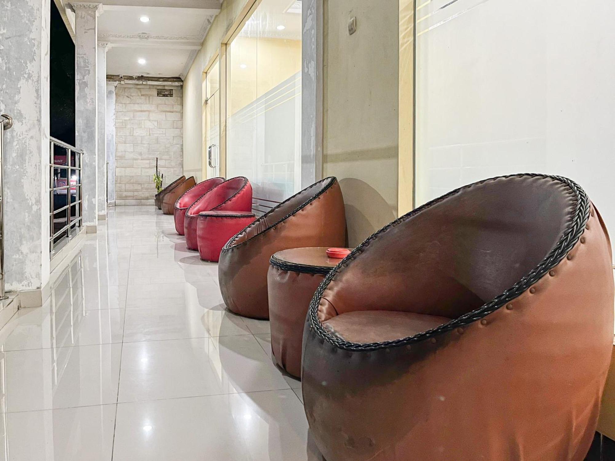 Kartika Hotel Syariah Pacitan Mitra Reddoorz Exterior foto