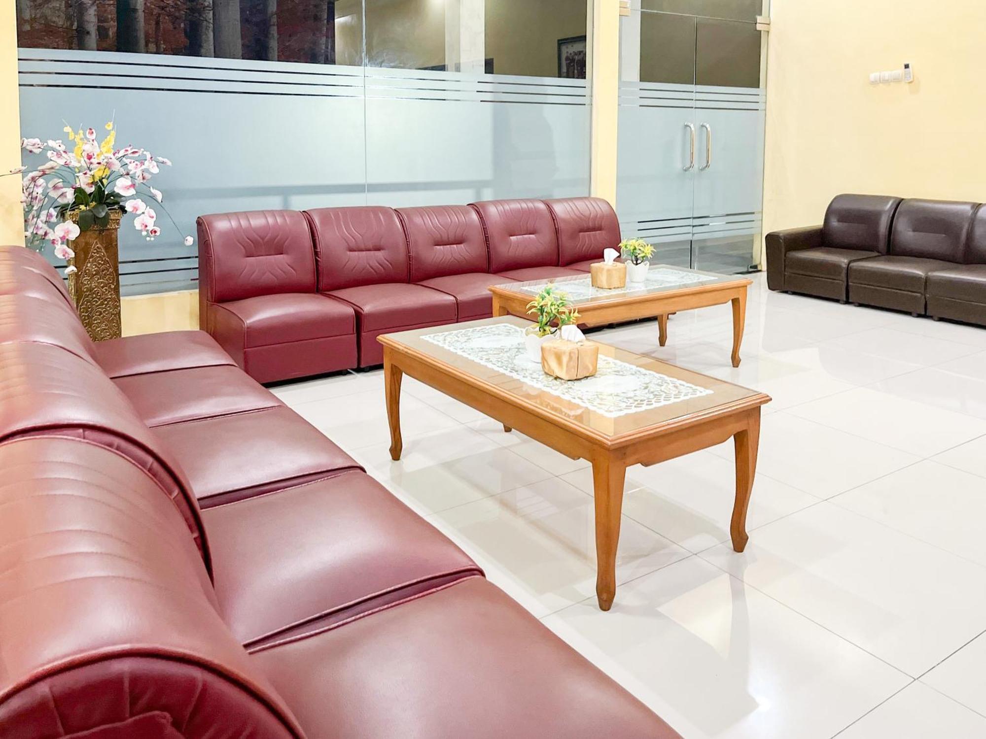 Kartika Hotel Syariah Pacitan Mitra Reddoorz Exterior foto
