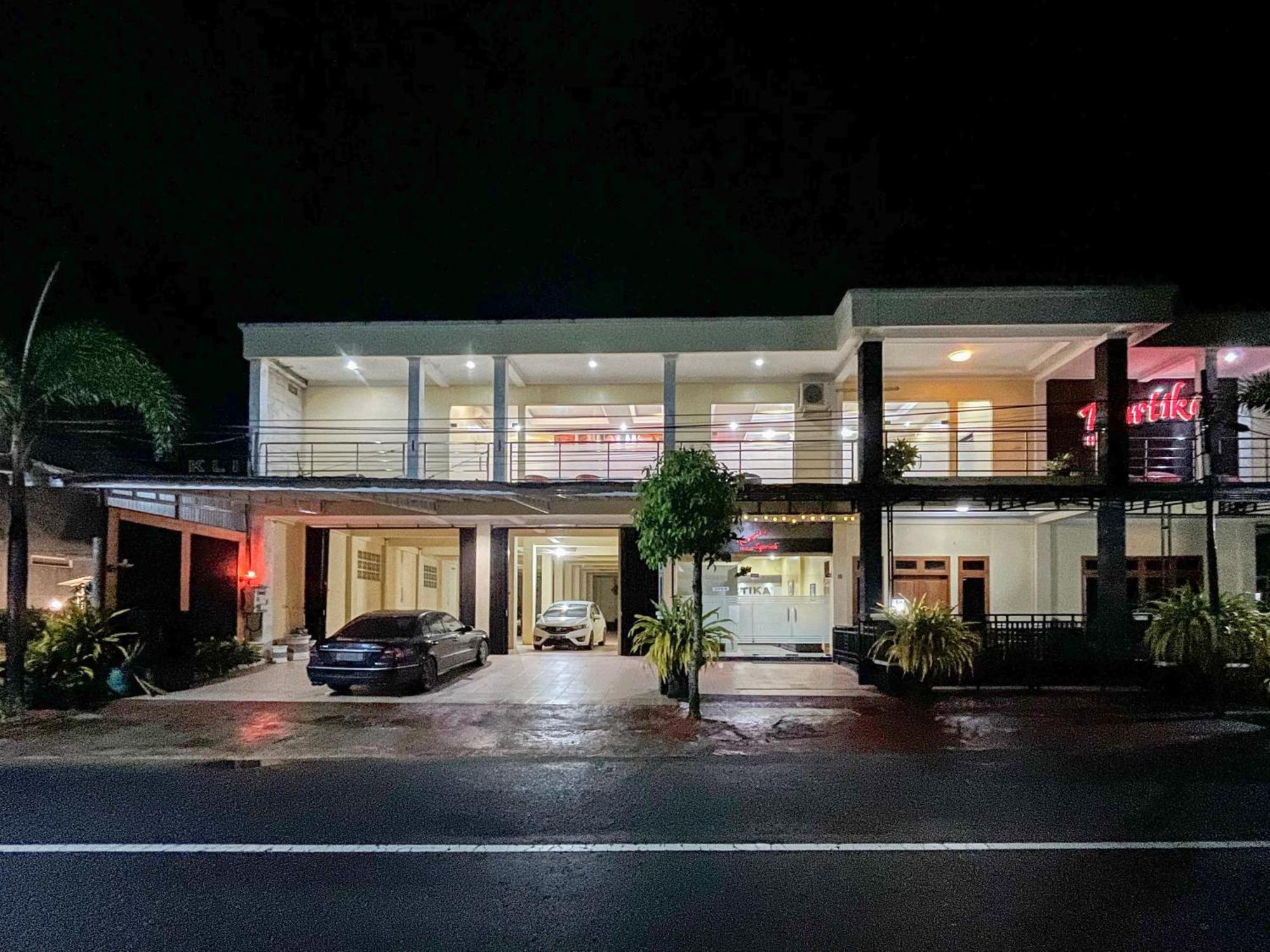 Kartika Hotel Syariah Pacitan Mitra Reddoorz Exterior foto