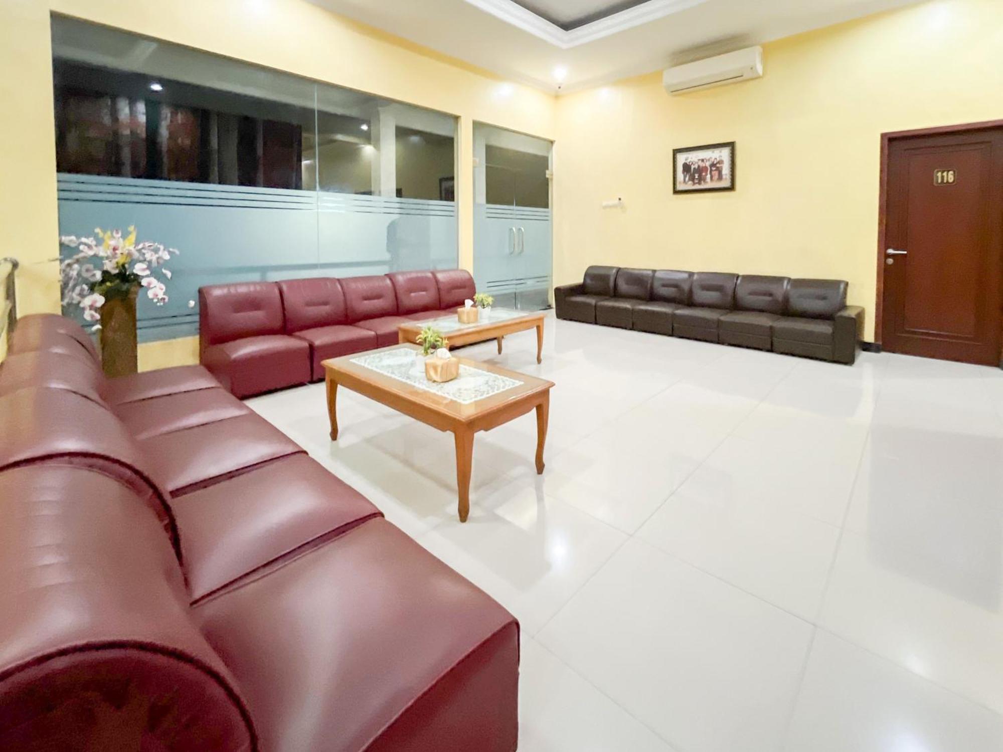 Kartika Hotel Syariah Pacitan Mitra Reddoorz Exterior foto
